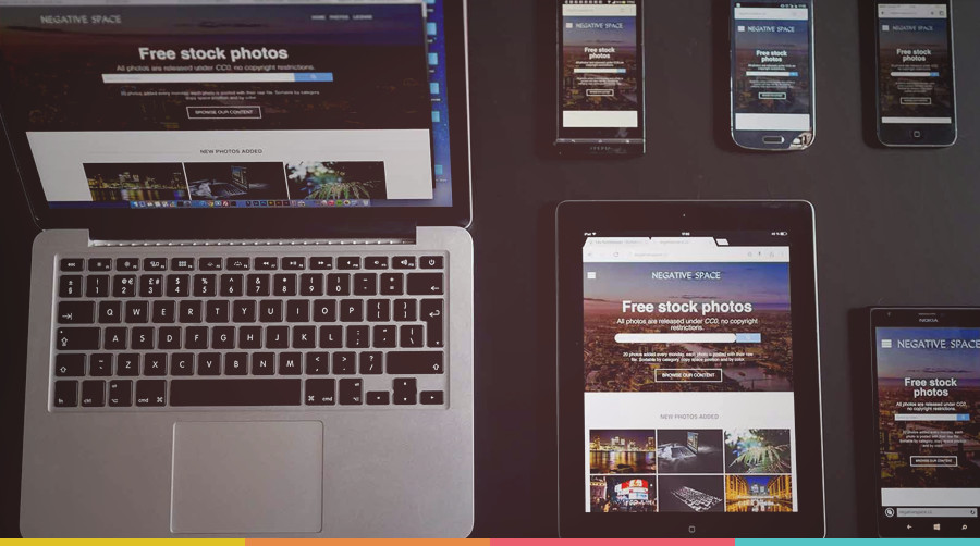 Uma foto com diversos aparelhos conectados num mesmo site, representando a responsividade e design.